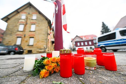 Nach den tödlichen Schüssen auf sechs Menschen in Rot am See liegen  Blumen und Kerzen vor dem Tatort.  Foto: Weller