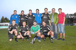 Sieger des  Arburg-Fußballturniers: Arburg-Gesellschafter Michael Hehl (Zweiter von rechts) überreichte den Wanderpokal an das Team SAP under Control.   Foto: Arburg Foto: Schwarzwälder-Bote