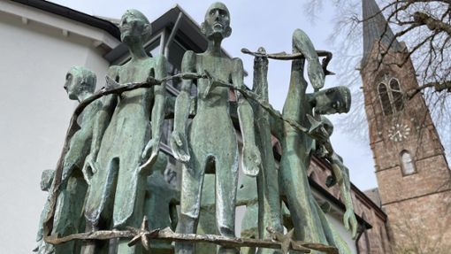 Die Bronzefiguren am Brunnen an der Lorenzkirche repräsentieren Lebenssituationen des Menschen. Foto: Helen Moser
