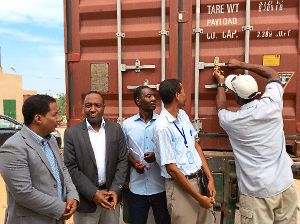 Hilfe, die ankommt: Ein Anfang des Jahres versandter Container wird  in Mauretanien geöffnet. Foto: Schwarzwälder-Bote