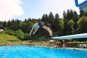 Kopfüber ins Badevergnügen stürzen können sich alle Wasserratten wieder ab kommenden Freitag im Triberger Waldsportbad.  Archifvoto: Kienzler Foto: Schwarzwälder-Bote