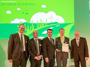 Thomas Schmid (Zweiter von rechts) nahm  für die ENCW den Umwelt-Award entgegen. Zu den Gratulanten   in Frankfurt zählte auch Cem Özdemir,  der Bundesvorsitzende  der Partei Bündnis 90/Die Grünen (Mitte).  Foto: ENCW Foto: Schwarzwälder-Bote