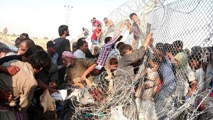 Tausende Syrer fliehen in die Türkei