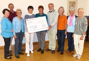Mit Freude übergaben Mitarbeiterinnen des Bad Wildbader Weltladens den 500-Euro-Scheck an Friedrich Straub (Vierter von rechts).  Foto: Bechtle Foto: Schwarzwälder-Bote