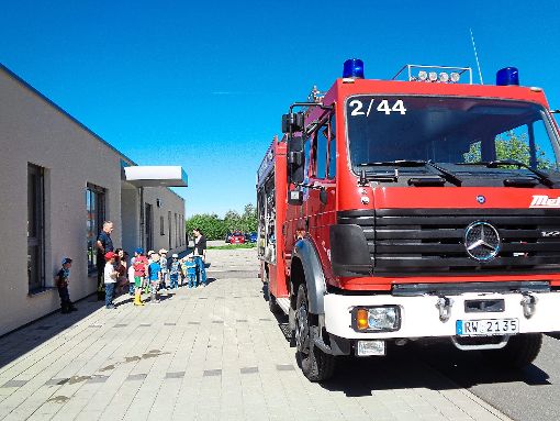 Tatü Tata – die Feuerwehr ist da: Die Krippenkinder stehen ehrfürchtig vor dem großen Feuerwehrauto.  Foto: Kindergarten Foto: Schwarzwälder-Bote