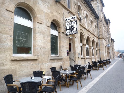 Im Rottweiler Café-Bar Bahnhof sind  Raucher und Nichtraucher gleichermaßen willkommen  Fotos: Palik Foto: Schwarzwälder-Bote