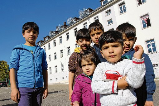Kinder vor der Asylunterkunft in der Friedhofstraße. Sie spielen auf dem ehemaligen Kasernenhof nach langer Zeit wieder einmal unbeschwert, auch wenn es auf dem Hof immer wieder zu Tumulten unter den Erwachsenen kommt. Foto: Vollmer