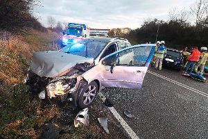 Der 41-jährige Autofahrer des entgegenkommenden Peugeots wurde bei dem Unfall leicht verletzt.  Foto: Eich