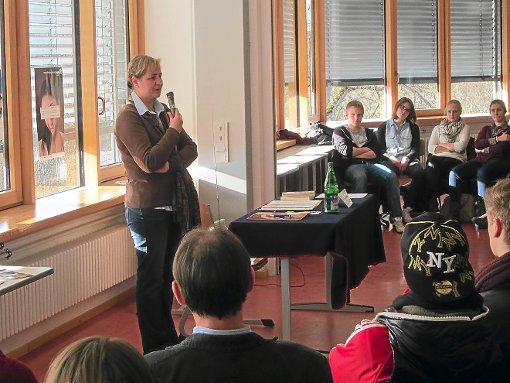 Die türkischstämmige Autorin Serap Cileli berichtete im Hoptbühl-Gymnasium von ihrer Arbeit und diskutierte engagiert mit jungen Leuten.  Foto: Hoptbühl-Gymnasium Foto: Schwarzwälder-Bote