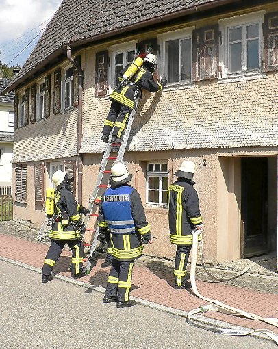 An der Hauswand hat ein Rettungstrupp eine Steckleiter in Stellung gebracht. Foto: Link Foto: Schwarzwälder-Bote