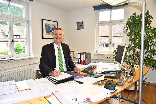 Noch bis Januar steuert Bürgermeister Thomas Schenk die Geschicke der Gemeinde Schenkenzell. Foto: Wegner Foto: Schwarzwälder-Bote