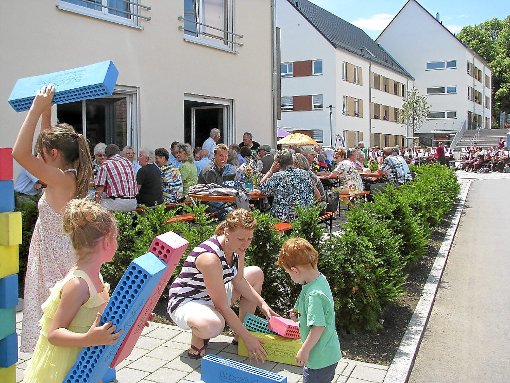 Spiele, Musik und gute Stimmung zeichneten das Sommerfest im und am Pflegehaus aus.  Foto: Röder Foto: Schwarzwälder-Bote