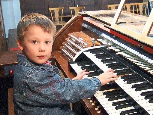 Junge Orgelinteressierte dürfen am Sonntag auch auf dem Späth-Instrument  spielen.  Foto: Schäfer Foto: Schwarzwälder-Bote