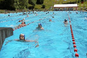Auf viele Schwimmer, die zahlreiche Kilometer im Waldsportbad zurücklegen, wird beim 24-Stunden-Schwimmen am kommenden Wochenende gehofft.  Archiv-Foto: Kienzler Foto: Schwarzwälder-Bote