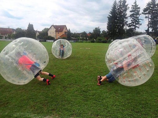 Ob Kopfüber oder auf den Beinen – mächtig viel Spaß hatten die Protagonisten beim 1. Bubble-Soccer-Turnier des TSV Geislingen.  Foto: Goth