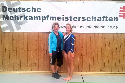 Jasmin Lehmann mit ihrer Trainerin Kerstin Harzer   Foto: Frei Foto: Schwarzwälder-Bote