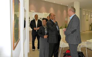 Bad Liebenzells Bürgermeister Dietmar Fischer (rechts) erklärte dem äthiopischen Botschafter und dessen Frau  die Geschichte der Paracelsus-Therme. Foto: Fisel Foto: Schwarzwälder-Bote