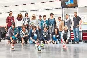 13 Erzieherinnen von Kindergärten aus der Region kamen  zu einem Seminar des Projekts Haus der kleinen Forscher bei Arburg. Dort bastelten sie unter anderem mit Arburg-Ausbilder Pierre Huissel (rechts) Luftballon-Autos.   Foto: Arburg Foto: Schwarzwälder-Bote