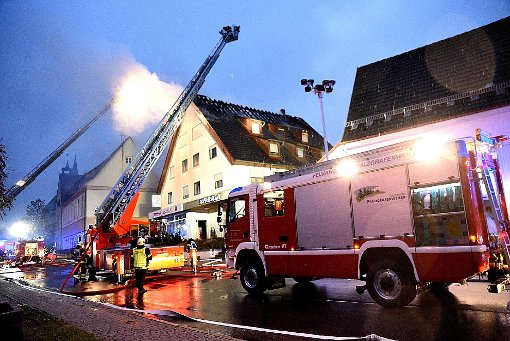 Das Gebäude Hauptstraße 18 in Salzstetten steht in Flammen. Foto: Maier