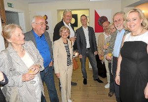 Der Eisenbacher Künstler HJ Kieffer (Zweiter von links) amüsierte sich mit den Gästen während der Vernissage.   Foto: Bombardi Foto: Schwarzwälder-Bote