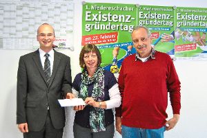 Spende für den Sozialfonds:  Bürgermeister Martin Ragg (von links), Karin Höllein und Peter Standt.    Foto: Bantle Foto: Schwarzwälder-Bote