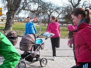 Rebecca Schenk (Mitte), Trainerin bei LaufMamaLauf, kümmert sich während des Trainings auch gerne einmal um die Babys, damit die Mütter sich auf sich selbst konzentrieren können.  Foto: Majeric