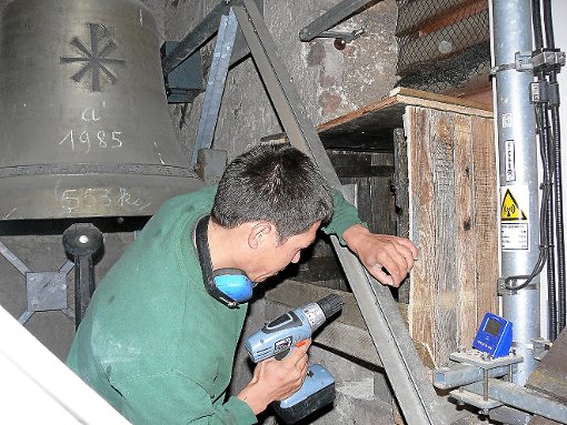 André Pilarski hat den Schleiereulenkasten äußerst geschickt zwischen Glockenstuhl, elektrischen Leitungen und Antennengestänge montiert.  Foto: Vogel Foto: Schwarzwälder-Bote
