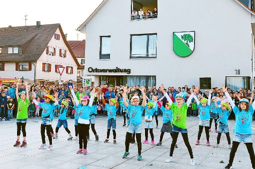 Stets beliebt sind die Auftritte der Kindertanzgruppe Tanzalarm des SV Rötenberg, wie hier beim Maibaumaufstellen vor der Ortsverwaltung in Rötenberg. Foto: Herzog Foto: Schwarzwälder-Bote