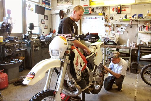 Christian und Dominik Brunner schrauben täglich an ihren Maschinen. Nebenbei sind sie auch richtig gute Motocrossfahrer. Foto: Huger Foto: Schwarzwälder-Bote
