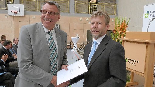 Thomas Hecht, Abteilungsdirektor beim Regierungspräsidium Freiburg überreicht Gerhard Gaiser die Urkunde für den Ruhestand. Fotos: Spathelf Foto: Schwarzwälder-Bote