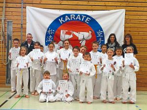 Stolz zeigen die jungen Karateka ihre Urkunden.  Foto: Verein Foto: Schwarzwälder-Bote