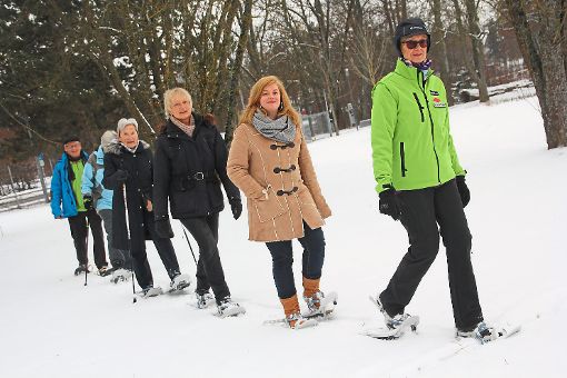 Das Schneeschuhlaufen auf der Möglingshöhe mit Eva Mattes (rechts beziehungsweise links in Giftgrün) kam beim Winterfest des Schwarzwaldvereins gut an.  Fotos: Heinig Foto: Schwarzwälder-Bote