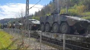Panzer rollen  auf Zug durch Oberndorf