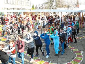 Schüler und Narren feiern gemeinsam im Schulhof. Foto: Werthenbach Foto: Schwarzwälder-Bote