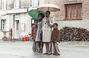Kein leichter Anfang: Aïssa Maïga (Zweite von li.) mit  Médina Diarra (li.), Marc Zinga (Zweiter von re.) und Bayron Lebli in „Ein Dorf sieht schwarz“. Foto: Verleih