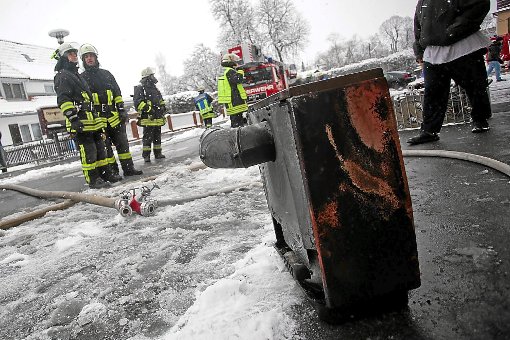Eine vermeintliche Verpuffung an einem Ölofen hat nach Angaben der Feuerwehr zu einem Wohnungsbrand in Donaueschingen geführt.  Foto: Marc Eich