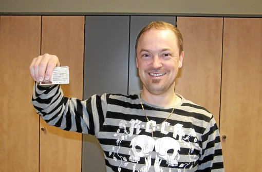 Rainer Hüttner von der Stadtverwaltung Hornberg zeigt den neuen Personalausweis. Foto: Babic Foto: Schwarzwälder-Bote