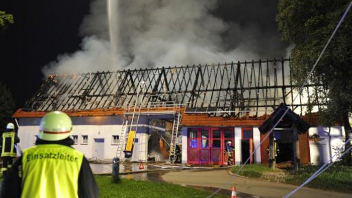 Feuerwehrhaus geht in Flammen auf