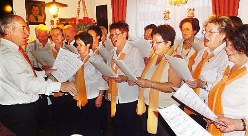 Der Kirchenchor hat die Senioren unterhalten. Foto: Neusch Foto: Schwarzwälder-Bote