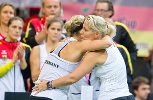 Trost von der Bundestrainerin: Auch Angelique Kerber (links) hat ihr erstes Einzel beim Fed Cup in Prag verloren. Foto: dpa