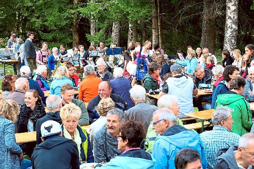Besuch von der Stadt- und Kurkapelle gibt es für die Mitglieder der Skizunft Triberg beim   Hüttenfest auf der Grieshaberhöhe. Foto: Kommert Foto: Schwarzwälder-Bote