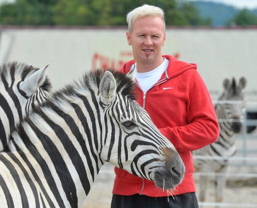 Marek Jama ist Chefdresseur des Zirkus Charles Knie, der gerade in Freiburg gastiert.  Foto: Bamberger Foto: Schwarzwälder-Bote