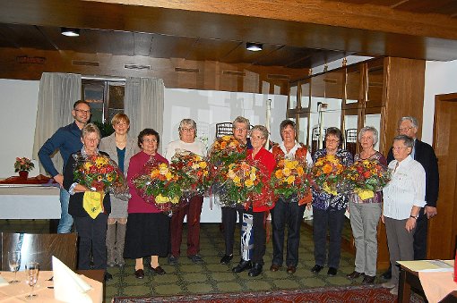 Die Firma Ott Gebäudereinigung ehrte zahlreiche Betriebsjubilare und lobte deren persönlichen Einsatz. Für die langjährigsten unter den Damen gab es Blumensträuße. Foto: Hötzel Foto: Schwarzwälder-Bote