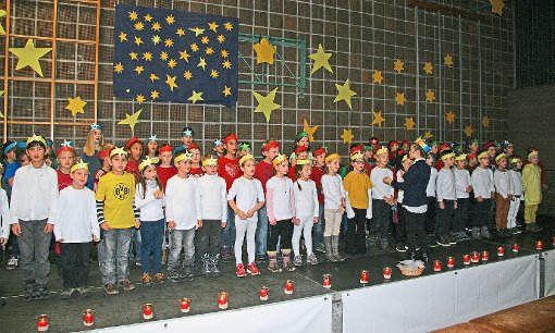 Die Dettinger Grundschüler verzauberten bei ihrer Weihnachtsfeier mit dem Weihnachtsmusical Konzert am Himmelszelt die zahlreichen Zuschauer in der Schulturnhalle. Foto: Henger Foto: Schwarzwälder-Bote
