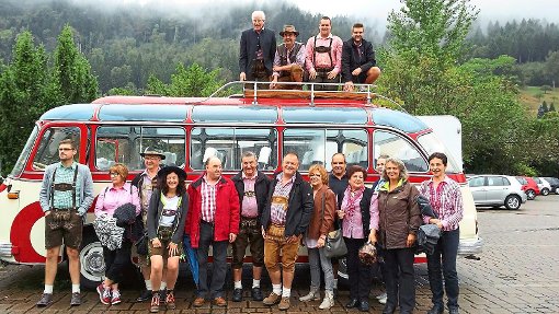 So fällt man auf: Im Oldtimer-Bus zuckelte die Alphorngruppe Kniebis  durch den Schwarzwald.  Foto: Verein Foto: Schwarzwälder-Bote