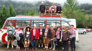 So fällt man auf: Im Oldtimer-Bus zuckelte die Alphorngruppe Kniebis  durch den Schwarzwald.  Foto: Verein Foto: Schwarzwälder-Bote