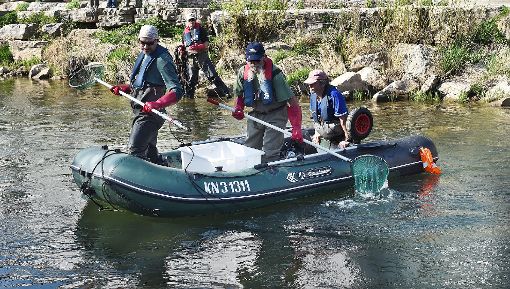 Unterhalb des Wehres waren die Fischer des Regierungspräsidiums Tübingen mit ihrem Gerät unterwegs. Foto: Hopp