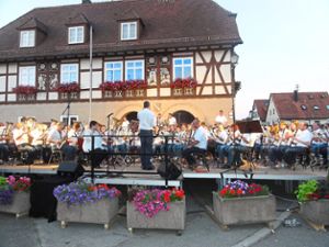 Beim Open-Air-Konzert vor beleuchtetem Rathaus begeisterte die Trachtenkapelle des Musikvereins Stammheim mit einem bunten Programm. Foto: Schillaci Foto: Schwarzwälder-Bote