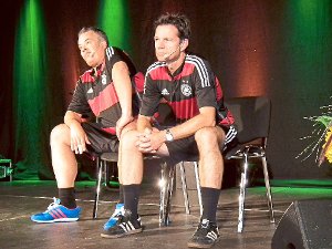 Natürlich wissen die Reservespieler Sascha Zeus (links) und Michael Wirbitzky es besser. Foto: Stocker Foto: Schwarzwälder-Bote