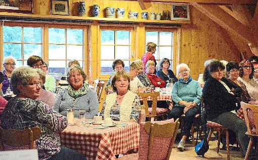 Nach dem gemeinsamen Frühstück hören die Mitglieder und Gäste der katholischen Frauengemeinschaft einen Vortrag von Gabriele Isenburg. Foto: Bolkart Foto: Schwarzwälder-Bote